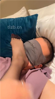 图片[3]-爆浆恶女】黑丝脚狂舔/喂口水