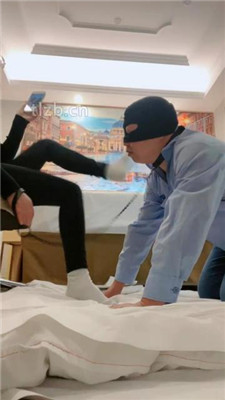 图片[4]-七七】坐脸窒息/闻舔超臭白棉袜完整版】