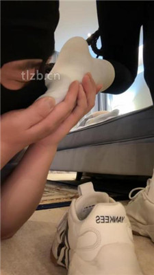 图片[2]-美女祖宗】脚底崇拜者-运动鞋白棉袜