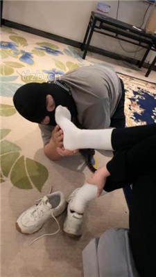 图片[5]-美女祖宗】脚底崇拜者-运动鞋白棉袜