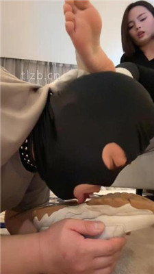 图片[12]-美女祖宗】脚底崇拜者-运动鞋白棉袜