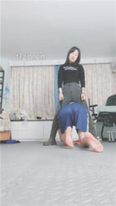 【果儿】鞭打/转胯爬行/品尝圣水/臭脚捂脸_绳艺资料库