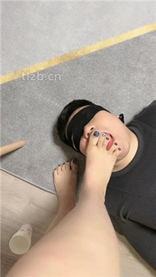 图片[6]-若冰】仔细跪舔原味裸足脚趾