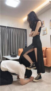 【萬一】跪舔超脏高帮鞋/碾压狗爪/喂口水/脚深喉_绳艺资料库