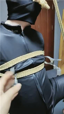 图片[3]-东营天香百合】吊绑囚禁-丝袜塞嘴-人体鞋架