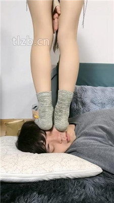 图片[6]-梓S】棉袜雪地靴裸足-全体重踩脸