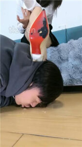 【梓S】圣水裸足踩踏喂食_绳艺资料库