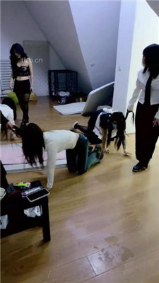 图片[2]-女仆电】3女主VS3女慕-笼中圈养/遛狗钻胯/接吻口水