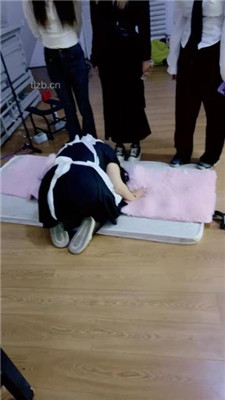 图片[5]-女仆电】3女主VS3女慕-笼中圈养/遛狗钻胯/接吻口水