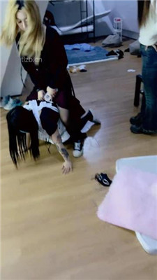 图片[12]-女仆电】3女主VS3女慕-笼中圈养/遛狗钻胯/接吻口水