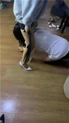 图片[5]-女仆店萌萌】圈养母畜没睡醒就被姐妹花玩弄