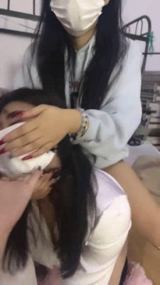 图片[8]-女仆店萌萌】圈养母畜没睡醒就被姐妹花玩弄