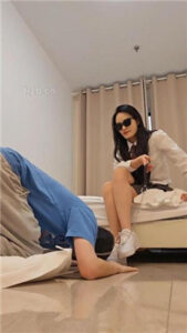 【上头姐妹】鞋底清理器/踩狗爪/耳光/舔黑船袜_绳艺资料库