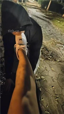 图片[7]-上头姐妹】户外遇到猥琐男强制吃鞋底