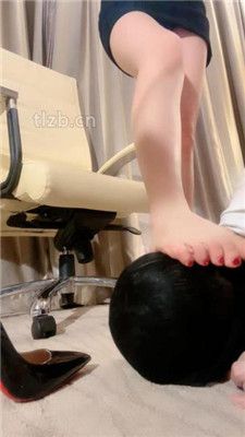 图片[3]-妆主大大】高跟碾压踩狗头/近距离闻舔臭脚