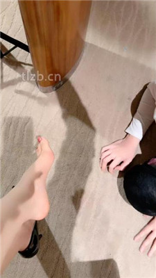图片[9]-妆主大大】高跟碾压踩狗头/近距离闻舔臭脚