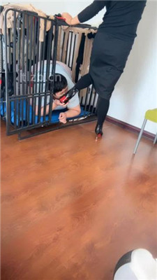 图片[2]-冰色】家奴清理脏鞋底