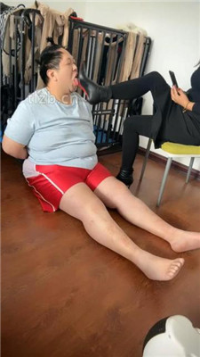 图片[5]-冰色】家奴清理脏鞋底