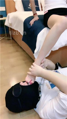 【丝雯大小姐】原味裸足踩踏脚垫/恋足舔【完整版】_绳艺资料库