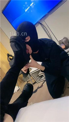 图片[2]-七七】跪舔脏长靴/藤条鞭打/嘴洗白袜/吃烟灰