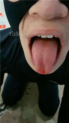 图片[3]-七七】跪舔脏长靴/藤条鞭打/嘴洗白袜/吃烟灰