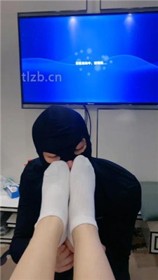 图片[4]-七七】跪舔脏长靴/藤条鞭打/嘴洗白袜/吃烟灰