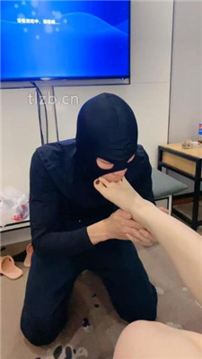 图片[5]-七七】跪舔脏长靴/藤条鞭打/嘴洗白袜/吃烟灰