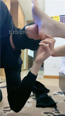 图片[7]-七七】跪舔脏长靴/藤条鞭打/嘴洗白袜/吃烟灰