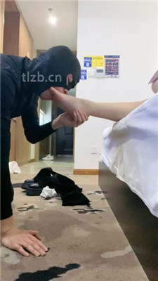 图片[6]-七七】跪舔脏长靴/藤条鞭打/嘴洗白袜/吃烟灰