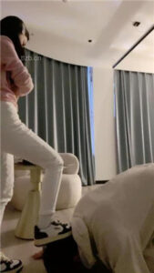 【川野尤娜】运动鞋全体重踩踏/叼白袜提档/耳光_绳艺资料库