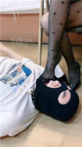 【丝雯大小姐】高跟黑丝踩踏玩虐_绳艺资料库