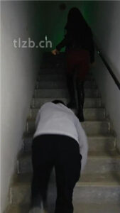 【猫爷】楼梯间遛狗爬行/长靴踩/喂圣水/闻腋下/脚插嘴_绳艺资料库