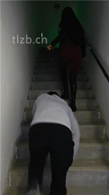 【猫爷】楼梯间遛狗爬行/长靴踩/喂圣水/闻腋下/脚插嘴_绳艺资料库