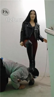 图片[2]-猫爷】楼梯间遛狗爬行/长靴踩/喂圣水/闻腋下/脚插嘴