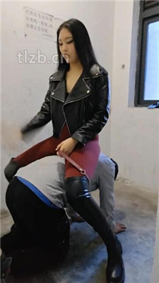 图片[8]-猫爷】楼梯间遛狗爬行/长靴踩/喂圣水/闻腋下/脚插嘴