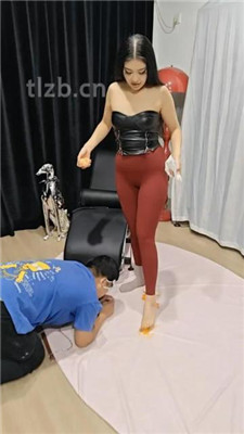 图片[17]-猫爷】楼梯间遛狗爬行/长靴踩/喂圣水/闻腋下/脚插嘴