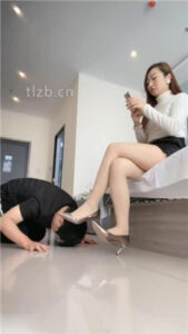 【魅儿】高跟肉丝玩虐小白狗_绳艺资料库