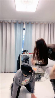 图片[2]-伊兮夫妻】暴踢/耳光/鞋底抽耳光/磕头谢恩/关狗笼