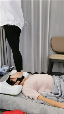 图片[3]-安安】高跟裸足全体重踩踏