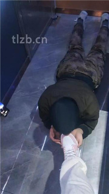 图片[7]-小琪】KTV-运动鞋踩地毯/脚下舔脏鞋