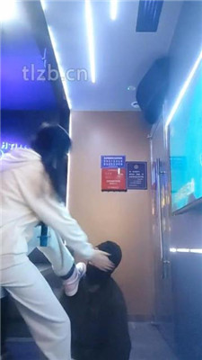 图片[8]-小琪】KTV-运动鞋踩地毯/脚下舔脏鞋