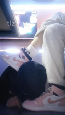 图片[10]-小琪】KTV-运动鞋踩地毯/脚下舔脏鞋