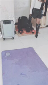 【美容院S】长靴御姐逛街回家虐家奴_绳艺资料库