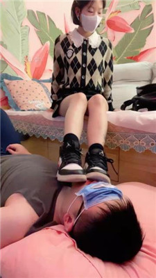 【可可女王】清理脚趾缝/脚踩喂食/脏鞋臭袜闻舔_绳艺资料库