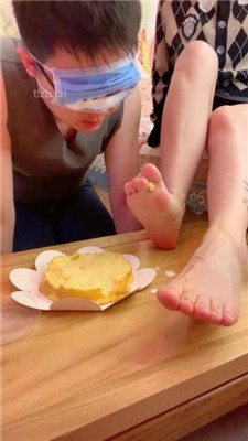 图片[9]-可可女王】清理脚趾缝/脚踩喂食/脏鞋臭袜闻舔