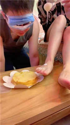 图片[8]-可可女王】清理脚趾缝/脚踩喂食/脏鞋臭袜闻舔