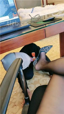 图片[3]-诗恩大大】桌底视角-下贱员工黑丝高跟喂食