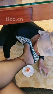 图片[6]-诗恩大大】桌底视角-下贱员工黑丝高跟喂食