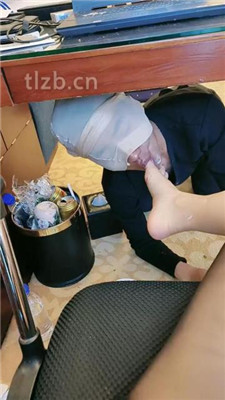 图片[13]-诗恩大大】桌底视角-下贱员工黑丝高跟喂食