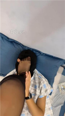 【麻辣女教官】高跟黑丝脚踩地毯狗_绳艺资料库